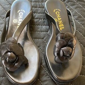 Chanel Spring 1998 Collection Leather Camellia thong sandals EUC classic vintage